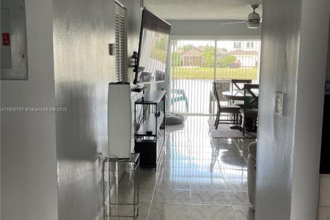 Condo in Pembroke Pines, Florida, 2 bedrooms  № 1921987 - photo 6