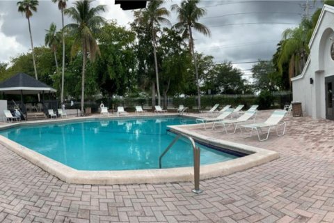 Condo in Pembroke Pines, Florida, 2 bedrooms  № 1921987 - photo 18