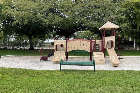 Condo in Pembroke Pines, Florida, 2 bedrooms  № 1921987 - photo 17