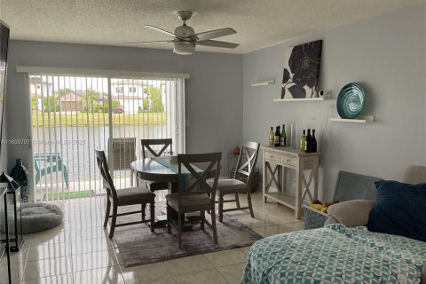 Condo in Pembroke Pines, Florida, 2 bedrooms  № 1921987 - photo 8