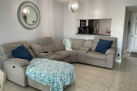 Condo in Pembroke Pines, Florida, 2 bedrooms  № 1921987 - photo 7