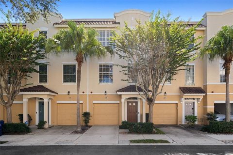 Townhouse in Tampa, Florida 3 bedrooms, 171.31 sq.m. № 2428825 - photo 11