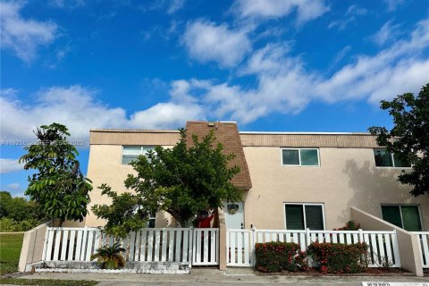 Adosado en venta en Margate, Florida, 4 dormitorios, 140.47 m2 № 1984309 - foto 1