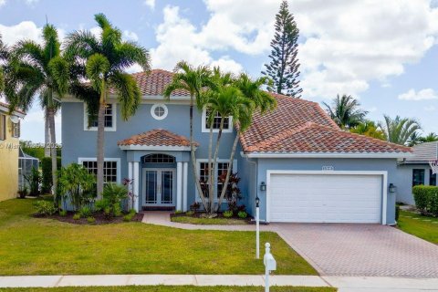 House in Boca Raton, Florida 5 bedrooms, 268.49 sq.m. № 1695597 - photo 1