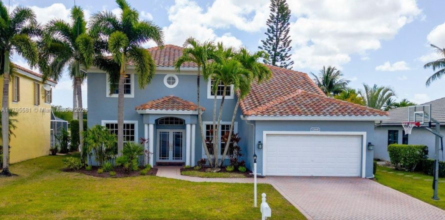House in Boca Raton, Florida 5 bedrooms, 268.49 sq.m. № 1695597