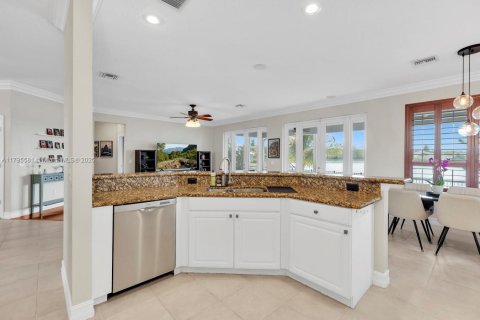 House in Boca Raton, Florida 5 bedrooms, 268.49 sq.m. № 1695597 - photo 16