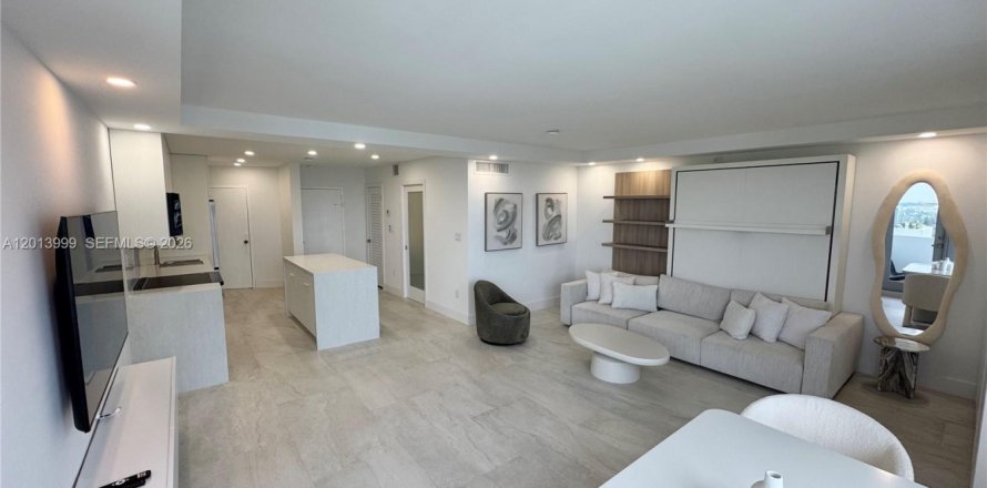 Estudio en el Condominio en Miami Beach, Florida  № 2076172