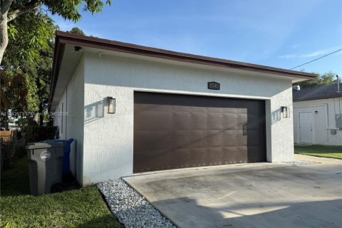House in West Park, Florida 3 bedrooms, 210.89 sq.m. № 1834259 - photo 2