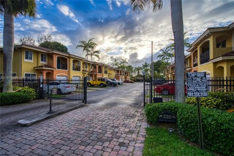 Townhouse in Hallandale Beach, Florida 3 bedrooms, 171.68 sq.m. № 2046108 - photo 2