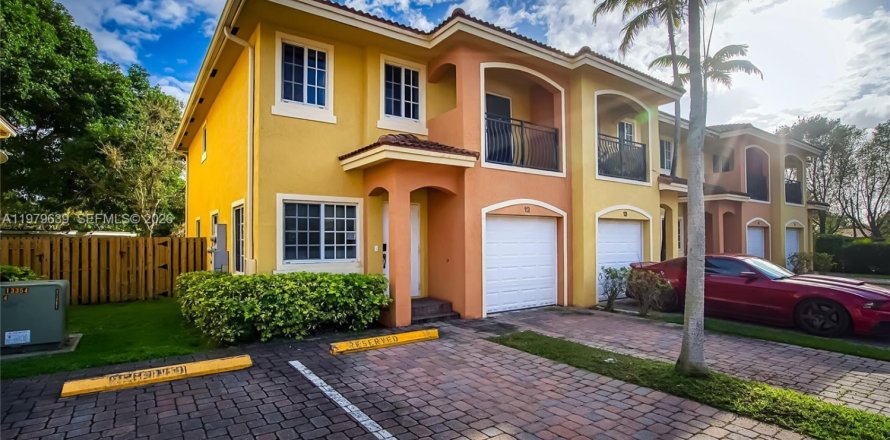 Townhouse in Hallandale Beach, Florida 3 bedrooms, 171.68 sq.m. № 2046108