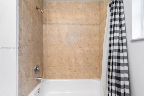 Townhouse in Hallandale Beach, Florida 3 bedrooms, 171.68 sq.m. № 2046108 - photo 18