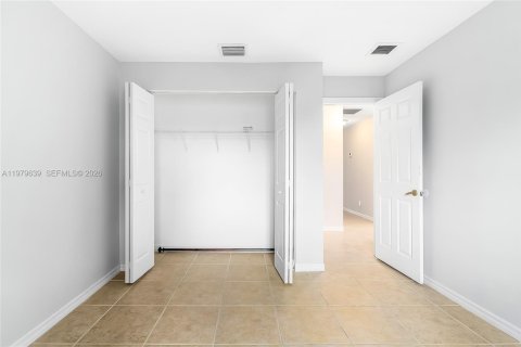 Townhouse in Hallandale Beach, Florida 3 bedrooms, 171.68 sq.m. № 2046108 - photo 21