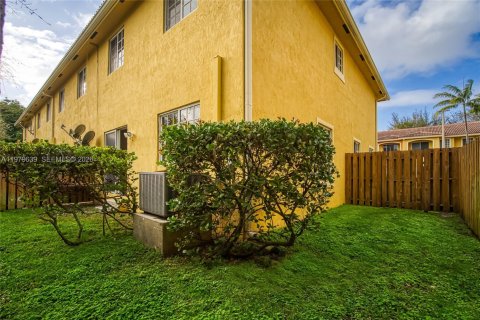 Townhouse in Hallandale Beach, Florida 3 bedrooms, 171.68 sq.m. № 2046108 - photo 23