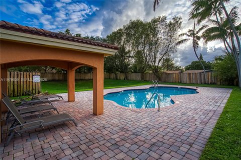 Townhouse in Hallandale Beach, Florida 3 bedrooms, 171.68 sq.m. № 2046108 - photo 25