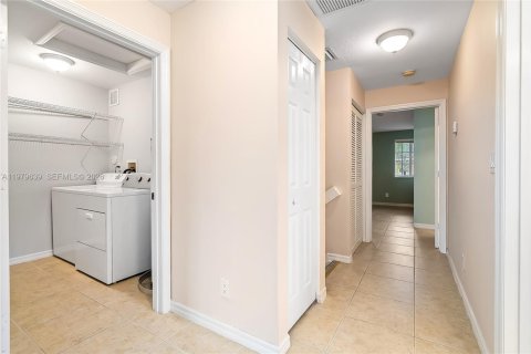Townhouse in Hallandale Beach, Florida 3 bedrooms, 171.68 sq.m. № 2046108 - photo 15