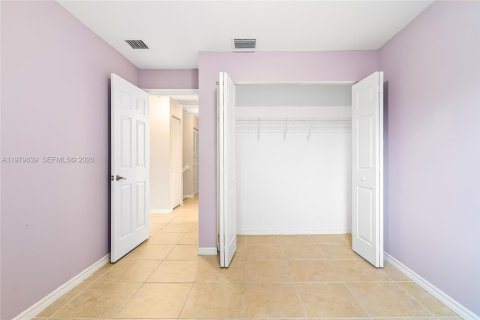 Townhouse in Hallandale Beach, Florida 3 bedrooms, 171.68 sq.m. № 2046108 - photo 19