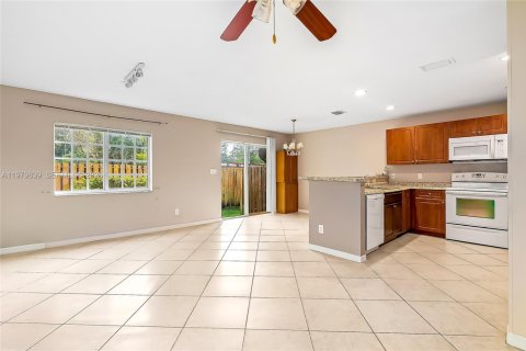 Townhouse in Hallandale Beach, Florida 3 bedrooms, 171.68 sq.m. № 2046108 - photo 7