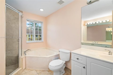 Townhouse in Hallandale Beach, Florida 3 bedrooms, 171.68 sq.m. № 2046108 - photo 10