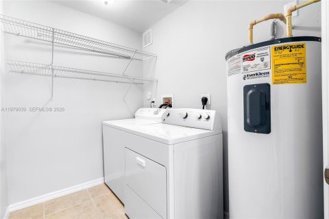 Townhouse in Hallandale Beach, Florida 3 bedrooms, 171.68 sq.m. № 2046108 - photo 16