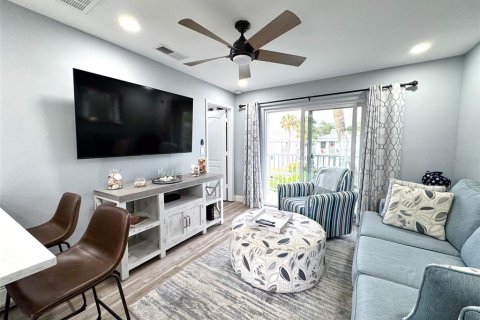 Condo in Venice, Florida, 1 bedroom № 2222916 - photo 2