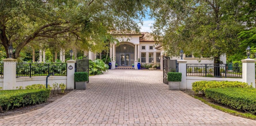 Casa en Miami, Florida 6 dormitorios, 474.92 m2 № 1969366