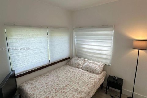 Casa en venta en Miami, Florida, 6 dormitorios, 112.5 m2 № 1821598 - foto 9
