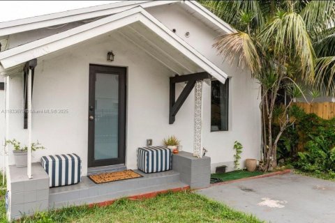 Casa en venta en Miami, Florida, 6 dormitorios, 112.5 m2 № 1821598 - foto 1