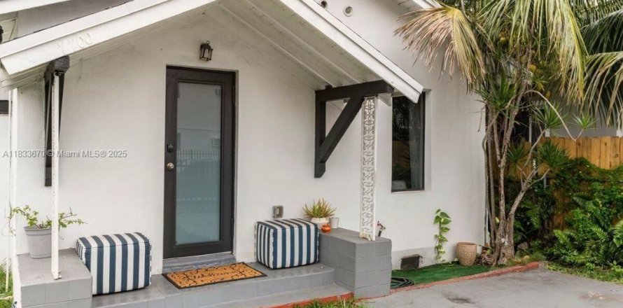 Casa en Miami, Florida 6 dormitorios, 112.5 m2 № 1821598