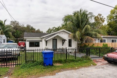Casa en venta en Miami, Florida, 6 dormitorios, 112.5 m2 № 1821598 - foto 2