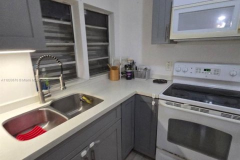 Casa en venta en Miami, Florida, 6 dormitorios, 112.5 m2 № 1821598 - foto 5