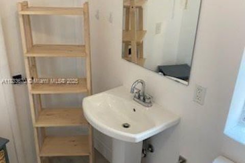 Casa en venta en Miami, Florida, 6 dormitorios, 112.5 m2 № 1821598 - foto 18