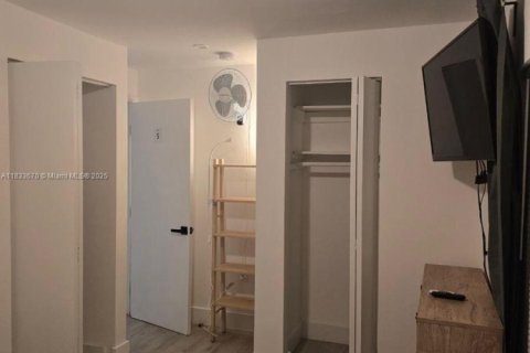 Casa en venta en Miami, Florida, 6 dormitorios, 112.5 m2 № 1821598 - foto 16