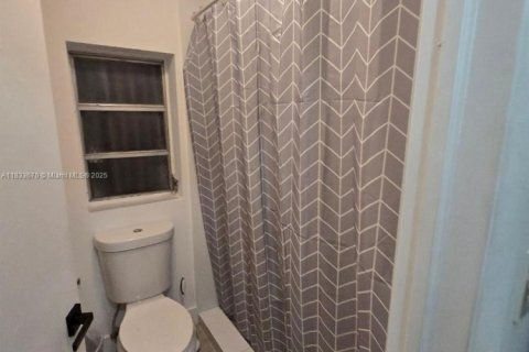 Casa en venta en Miami, Florida, 6 dormitorios, 112.5 m2 № 1821598 - foto 22