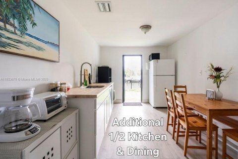 Casa en venta en Miami, Florida, 6 dormitorios, 112.5 m2 № 1821598 - foto 4