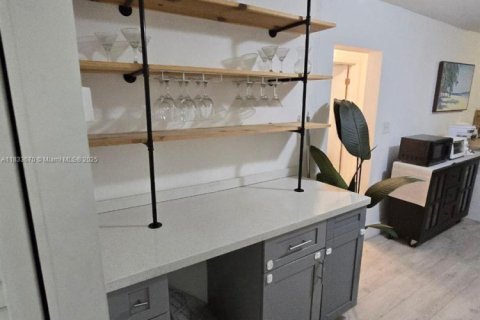 Casa en venta en Miami, Florida, 6 dormitorios, 112.5 m2 № 1821598 - foto 6