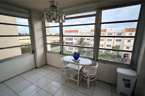 Condo in Lauderhill, Florida, 1 bedroom  № 1943764 - photo 4