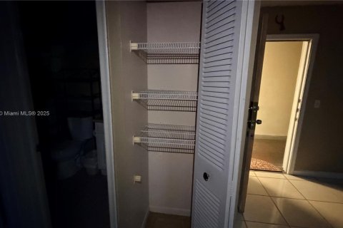 Condo in Lauderhill, Florida, 1 bedroom  № 1943764 - photo 8