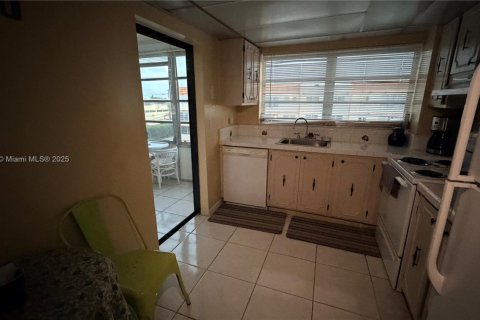 Condo in Lauderhill, Florida, 1 bedroom  № 1943764 - photo 3