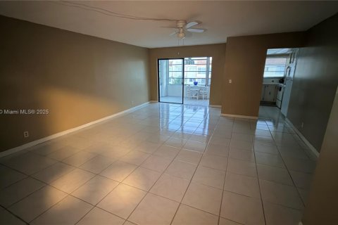 Condo in Lauderhill, Florida, 1 bedroom  № 1943764 - photo 2