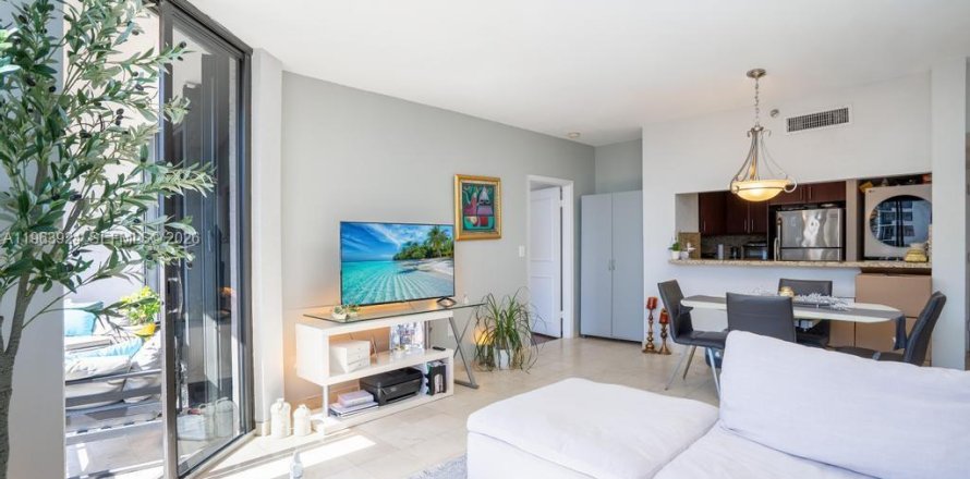 Condo in Miami, Florida, 2 bedrooms  № 2026155