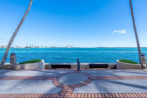 Condo in Miami, Florida, 2 bedrooms  № 2026155 - photo 26