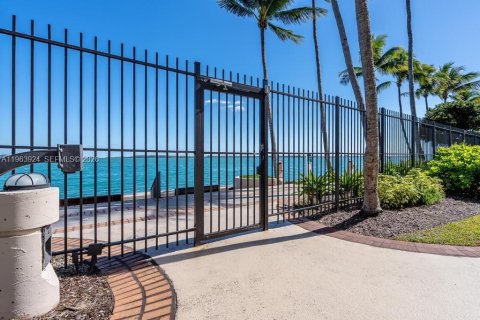 Condo in Miami, Florida, 2 bedrooms  № 2026155 - photo 27