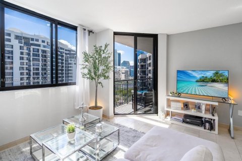 Condo in Miami, Florida, 2 bedrooms  № 2026155 - photo 2