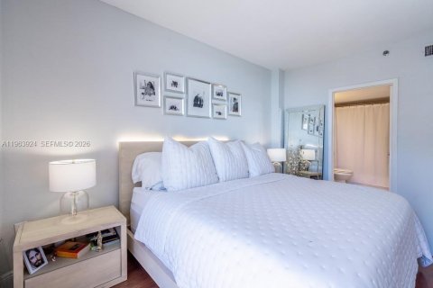 Condo in Miami, Florida, 2 bedrooms  № 2026155 - photo 11