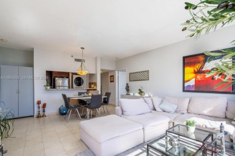 Condo in Miami, Florida, 2 bedrooms  № 2026155 - photo 7