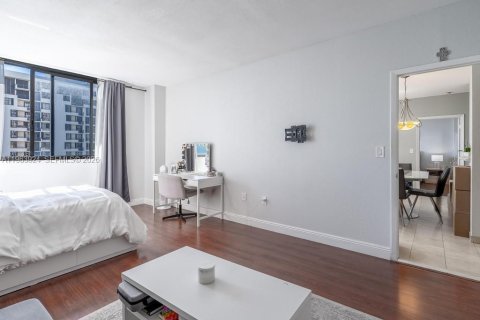 Condo in Miami, Florida, 2 bedrooms  № 2026155 - photo 14