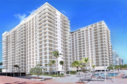 Copropriété à louer à Bal Harbour, Floride: 2 chambres, 128.95 m2 № 1953109 - photo 1