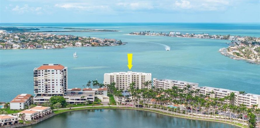Condominio en Saint Petersburg, Florida, 2 dormitorios № 1849607
