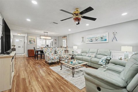 House in Clearwater, Florida 2 bedrooms, 141.86 sq.m. № 2217431 - photo 10