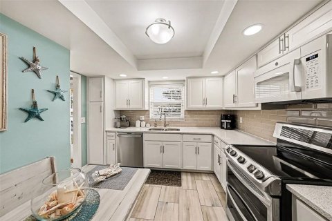House in Clearwater, Florida 2 bedrooms, 141.86 sq.m. № 2217431 - photo 4